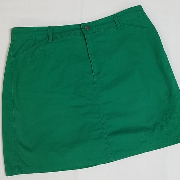 croft & barrow Dresses & Skirts - Croft & Barrow Classic Green Skirt w/ Embroidery